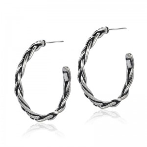 De Koreaanse versie van de mode en mooie oorbellen